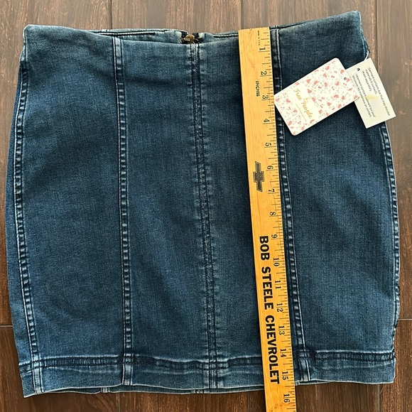 Free People dark denim Jean Mini skirt zippered fitted sz 8 New - Picture 6 of 7